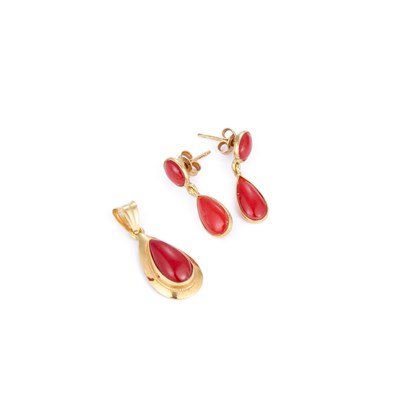 Lot 704 - A CORAL PENDANT AND A PAIR OF CORAL PENDANT EARRINGS