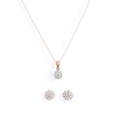 Lot 699 - A DIAMOND CLUSTER PENDANT ON CHAIN AND STUD EARRING SET