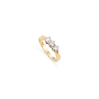 Lot 641 - AN 18 CARAT GOLD DIAMOND THREE STONE RING