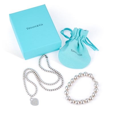 Lot 741 - A TIFFANY & CO BEAD LINK NECKLACE AND BRACELET