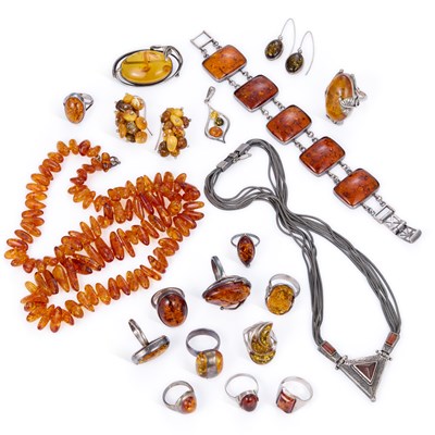 Lot 686 - A COLLECTION OF SILVER AND AMBER JEWELLERY