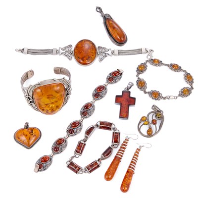Lot 650 - A GROUP OF SILVER AND AMBER JEWELLERY