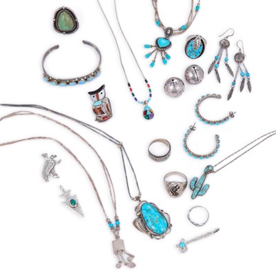 Lot 723 - A COLLECTION OF SILVER NATIVE AMERICAN JEWELLERY