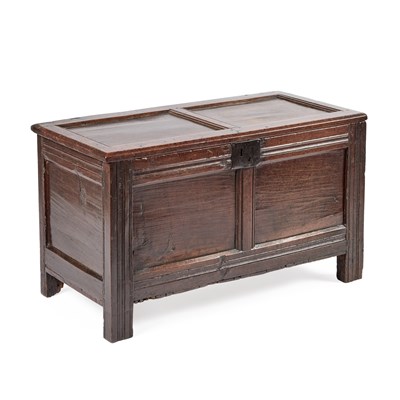 Lot 1055 - AN OAK COFFER