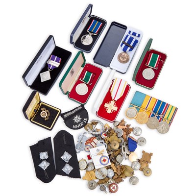 Lot 24 - A COLLECTION OF MEDALS AND BADGES