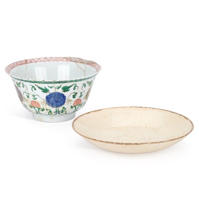 Lot 469 - A KANGXI CHINESE FAMILLE VERTE BOWL