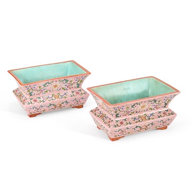 Lot 489 - A PAIR OF CHINESE FAMILLE ROSE PLANTERS