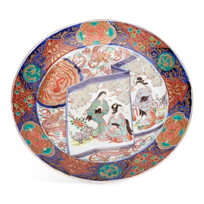Lot 487 - AN JAPANESE IMARI PORCELAIN CHARGER
