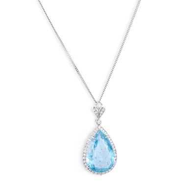 Lot 735 - AN AQUAMARINE AND DIAMOND PENDANT ON CHAIN