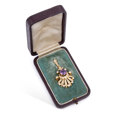 Lot 780 - AN EDWARDIAN AMETHYST AND SEED PEARL PENDANT BROOCH