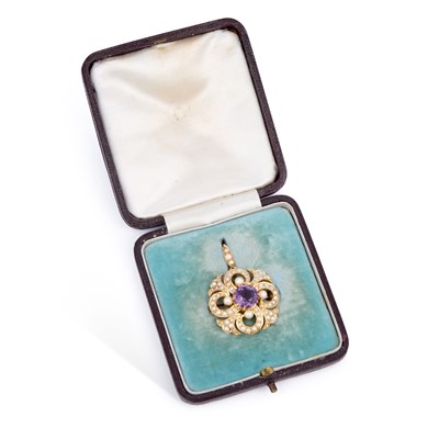Lot 771 - AN EDWARDIAN AMETHYST AND SEED PEARL BROOCH PENDANT