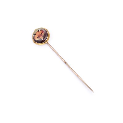 Lot 756 - AN ENAMELLED FOX HEAD STICK PIN