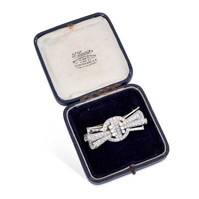 Lot 772 - A DIAMOND LAPEL CLIP BROOCH