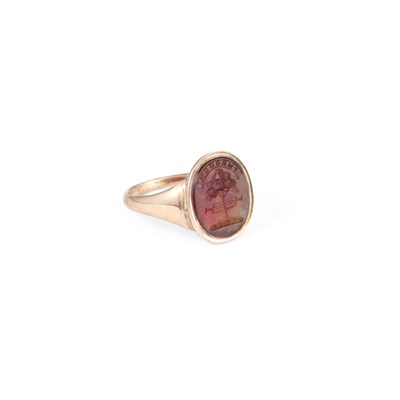 Lot 750 - A VICTORIAN INTAGLIO SIGNET RING