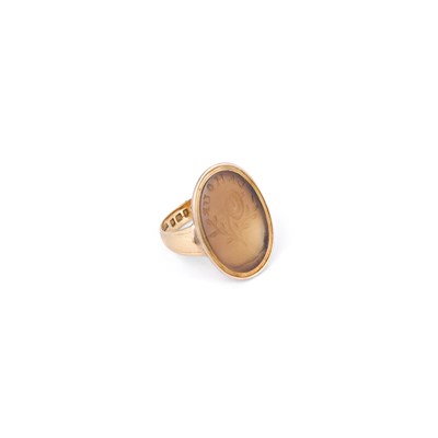 Lot 767 - A VICTORIAN 18 CARAT GOLD INTAGLIO SIGNET RING