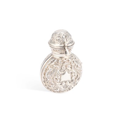 Lot 412 - A LATE VICTORIAN SILVER AND GREEN GLASS SCENT BOTTLE