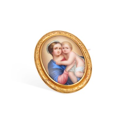Lot 765 - AN ENAMELLED PORCELAIN MADONNA AND CHILD BROOCH
