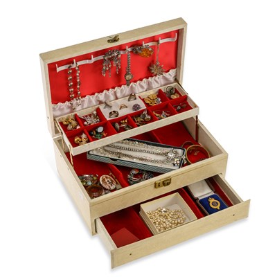 Lot 588 - A GROUP OF SILVER JEWELLERY AND COSTUME JEWELLERY