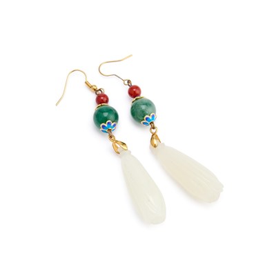 Lot 679 - A PAIR OF JADE AND ENAMEL PENDANT EARRINGS