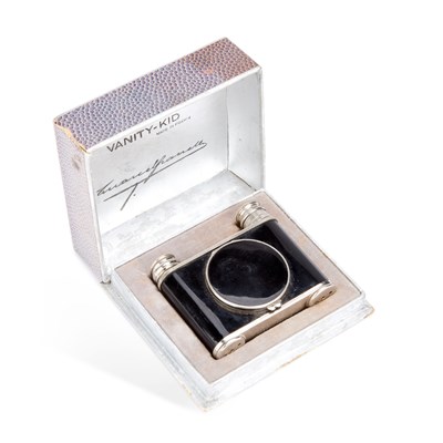 Lot 806 - AN ART DECO NOVELTY VANITY-KID COMPACT