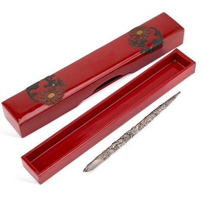 Lot 557 - A JAPANESE SILVER PEN IN LACQUER CASE