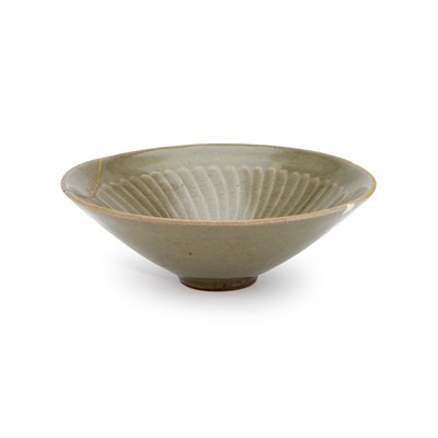 Lot 506 - A CHINESE YAOZHOU CELADON DISH