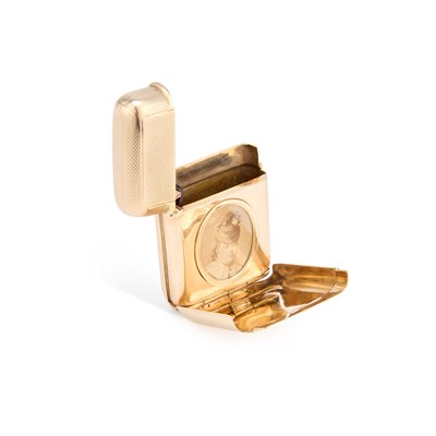 Lot 807 - A GEORGE V 9 CARAT GOLD COMBINATION PHOTOGRAPH FRAME AND VESTA CASE