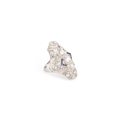 Lot 770 - AN ART DECO SAPPHIRE AND DIAMOND DRESS RING