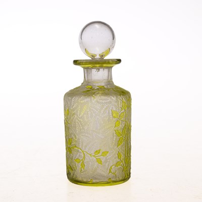 Lot 35 - A FRENCH GLASS SCENT BOTTLE AND STOPPER