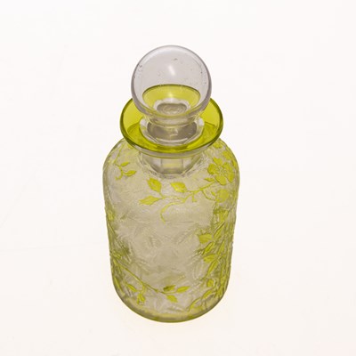 Lot 35 - A FRENCH GLASS SCENT BOTTLE AND STOPPER