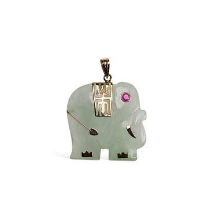 Lot 676 - A 9 CARAT GOLD JADE AND RUBY ELEPHANT PENDANT