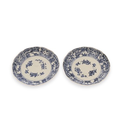 Lot 468 - A PAIR OF JAPANESE PORCELAIN DISHES