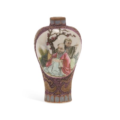 Lot 457 - A CHINESE FAMILLE ROSE SNUFF BOTTLE