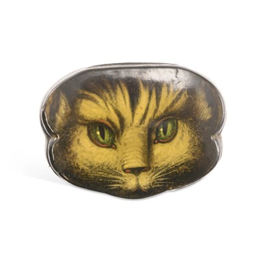 Lot 808 - AN ENGLISH LACQUERED CAT SNUFF BOX