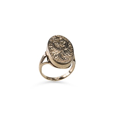Lot 724 - A 9 CARAT GOLD LOCKET RING