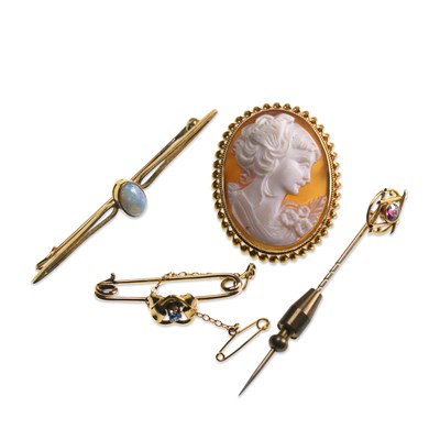 Lot 737 - A GROUP OF BROOCHES