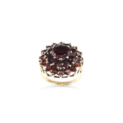 Lot 778 - A 9 CARAT GOLD GARNET CLUSTER RING