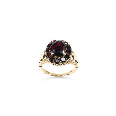 Lot 793 - A GARNET CLUSTER RING