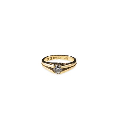 Lot 772 - AN 18 CARAT GOLD SOLITAIRE DIAMOND RING