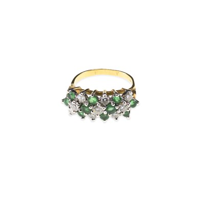 Lot 715 - AN EMERALD AND DIAMOND RING