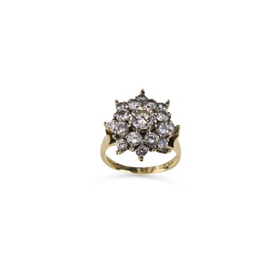 Lot 792 - AN 18 CARAT GOLD DIAMOND CLUSTER RING