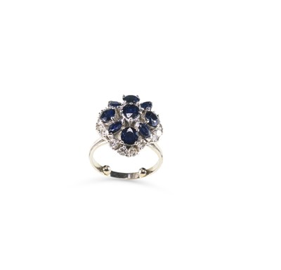 Lot 788 - A SAPPHIRE AND DIAMOND CLUSTER RING