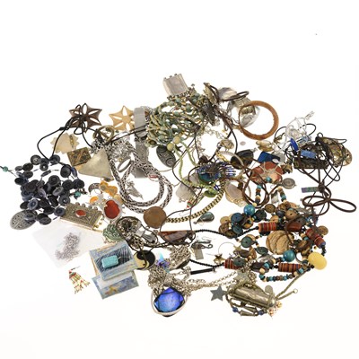 Lot 587 - A GROUP COSTUME JEWELLERY, SILVER JEWELLERY AND WATCHES
