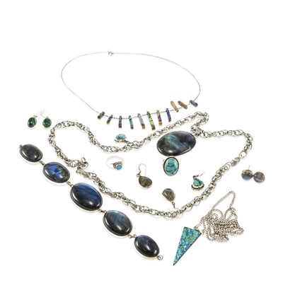 Lot 712 - A GROUP OF SILVER JEWELLERY