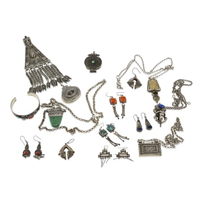 Lot 635 - A GROUP OF JEWELLERY