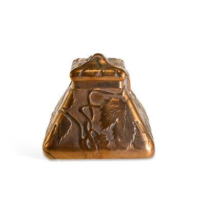 Lot 176 - AN AMERICAN ART NOUVEAU PATINATED BRONZE INKWELL