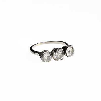 Lot 785 - AN 18 CARAT GOLD DIAMOND THREE STONE RING