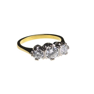 Lot 652 - AN 18 CARAT GOLD DIAMOND THREE STONE RING