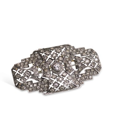 Lot 775 - AN ART DECO DIAMOND BROOCH