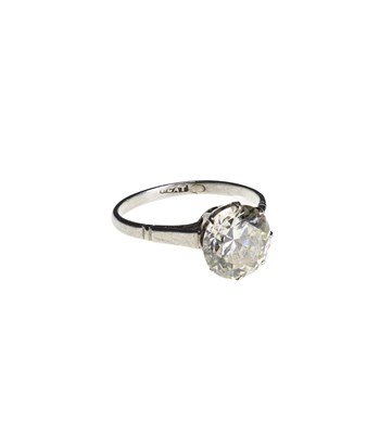 Lot 780 - A SOLITAIRE DIAMOND RING